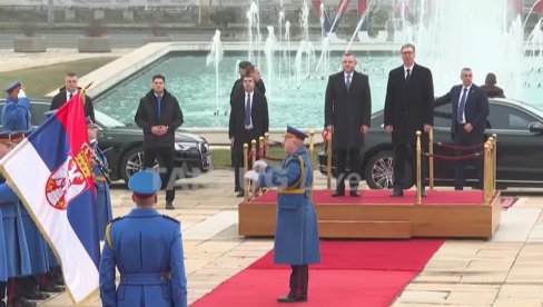 ЦРВЕНИ ТЕПИХ И ПОЧАСНА ГАРДА: Вучић дочекао словачког председника Пелегринија, следи тет-а-тет састанак (ВИДЕО)