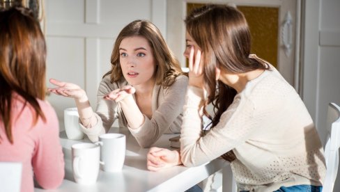 ЖЕЛИТЕ ДА ЗНАТЕ ДА ЛИ ВАС САГОВОРНИК ЗАСТА СЛУША? Избројите колико пута је трепнуо