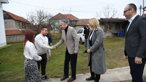 Predstavnici Srpske liste posetili osmočlanu porodicu Jović u Ranilugu (FOTO)