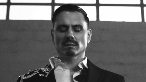 LOMIO JE SRCA SVOJIM PESMAMA I IZGLEDOM, PA NESTAO: Bojan Bjelić se vratio na estradu posle 12 godina pauze (FOTO)