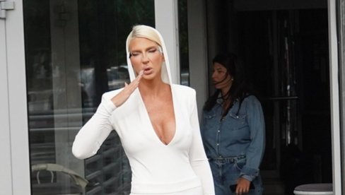 KARLEUŠA OTKRILA DA SE OVAJ POZNATI PEVAČ LOŽI NA NJU NJegova žena sve saznala: Ona nema ništa protiv!