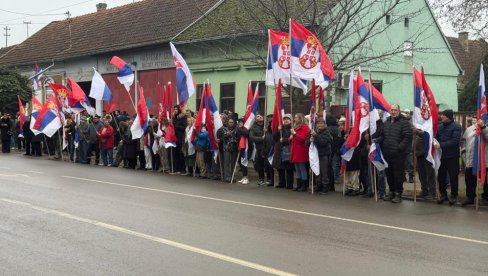 ВУЧИЋ И ПЕЛЕГРИНИ У БАЧКОМ ПЕТРОВЦУ: Велики број грађана чека двојицу председника (ВИДЕО)