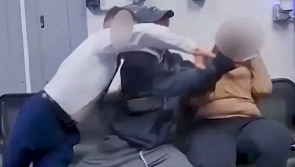 УХВАЋЕН У ПЉАЧКИ СУПЕРМАРКЕТА, ПА УПЕРИО ПИШТОЉ У ПОЛИЦАЈЦА: Снимак све показао (ВИДЕО)