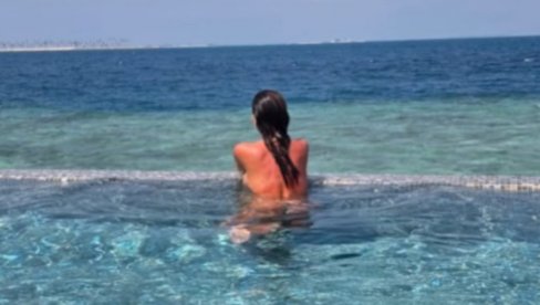 ZANOSNE POZE: Bivša žena našeg poznatog pevača pozira potpuno gola