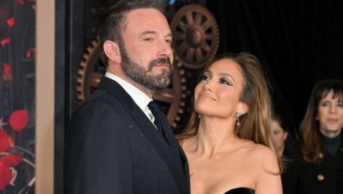 ДВА ПУТА СЕ ВЕРИЛИ, РАЗВЕЛИ, ПА САДА КУПУЈУ БОЖИЋНЕ ПОКЛОНЕ ЗАЈЕДНО: Бен Афлек и Џенифер Лопез ипак не могу једно без другог (ФОТО)