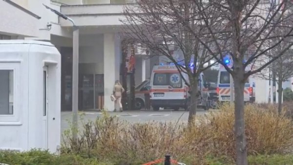 ПЛАФОН БАЗЕНА СЕ ИЗ ЧИСТА МИРА ОДВОЈИО И ПАО: Спасиоци извукли осам особа, потрага за још жртава