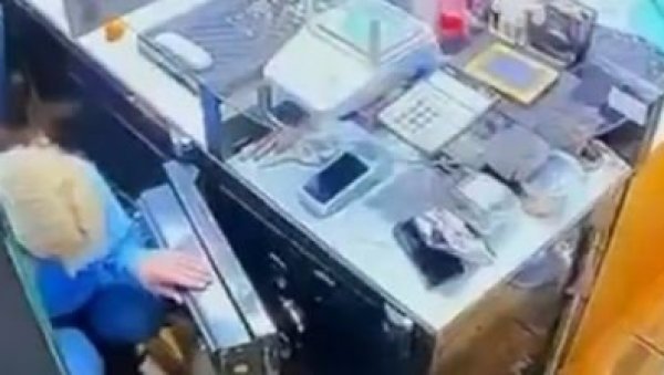 ИСПЛИВАО СНИМАК ХАПШЕЊА ПЉАЧКАША ЗЛАТАРЕ У НОВОМ ПАЗАРУ: Покрали накит вредан 400.000 евра, па се упутили у кафану (ВИДЕО)