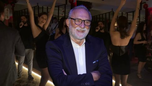 ЖИВА ВАТРА, ПАЛА У СЕВДАХ: Изазовно издање Лазине драге - позира у црном минићу, а леђа гола (ФОТО)