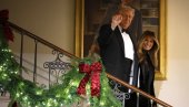 MELANIJA I DONALD OBJAVILI BOŽIĆNU FOTOGRAFIJU: Izgledaju kao da idu na sahranu