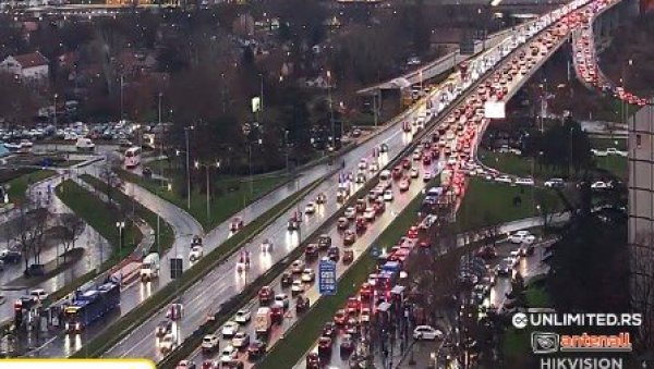 ВЕЛИКЕ ГУЖВЕ НА УЛИЦАМА БЕОГРАДА: Мостови затворени, Аутокоманда зачепљена (ФОТО)