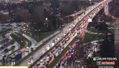 ВЕЛИКЕ ГУЖВЕ НА УЛИЦАМА БЕОГРАДА: Мостови затворени, Аутокоманда зачепљена (ФОТО)