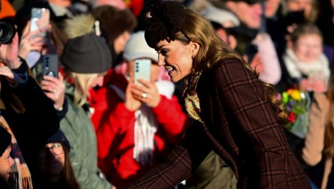 КЕЈТ МИДЛТОН ЗАСИЈАЛА У БОЖИЋНОМ ИЗДАЊУ: Понела капут у боји сезоне и не скида осмех (ФОТО)