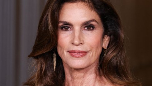 ЗАВИРИТЕ У ЛУКСУЗНУ ВИЛУ СИНДИ КРАФОРД: Божићна декорација са стилом оставила је све без текста!