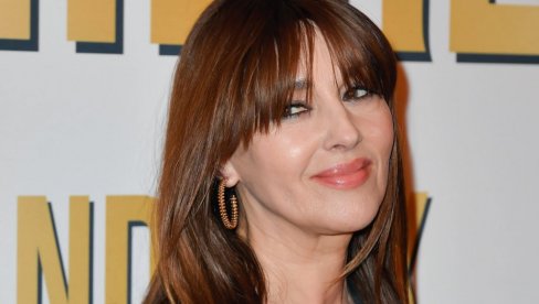 МОНИКА БЕЛУЧИ СЕ СЛИКАЛА У СЕДМОЈ ДЕЦЕНИЈИ И ИЗГЛЕДА КАО БОГИЊА: Секси и шик издање најлепше жене на свету! (ФОТО)