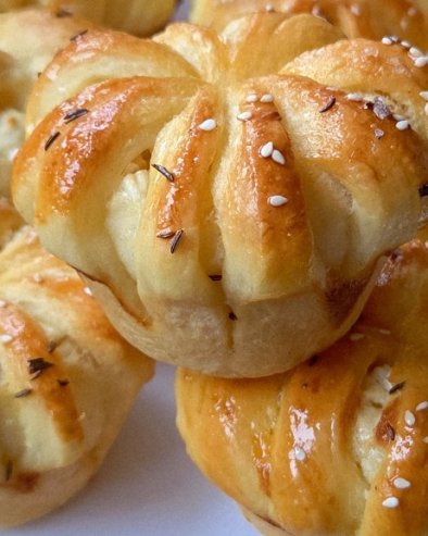 РЕЦЕПТ ЗА ЦВЕТНЕ КРУНИЦЕ СА СИРОМ: Споља су хрскаве, а у средини меке као душа (ВИДЕО)