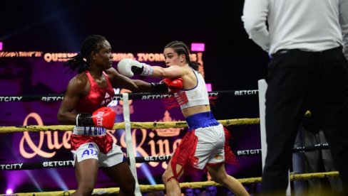 ВЕЛИКИ УСПЕХ: Тријумф Ћирковићеве и њених бокс сестара у профи бокс ноћи у Зворнику