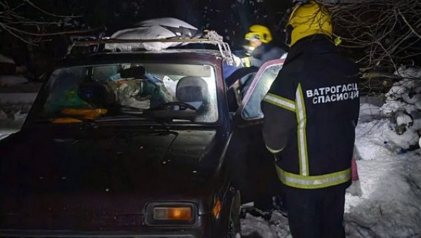 ПОРОДИЦА ЗАРОБЉЕНА У СНЕГУ: Припадници Ватрогасно-спасилачке јединице брзо евакуисали двоје одраслих и малолетно дете (ФОТО)