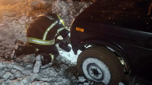 PORODICA OSTALA ZAVEJANA U KOLIMA U KLADOVU: Spasilačka ekipa odmah reagovala (FOTO)