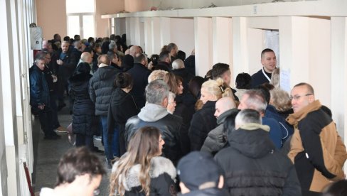 ИЗБОРИ НА КОСОВУ И МЕТОХИЈИ: Подаци о излазности до 17 часова, највише људи гласало у српским општинама (ФОТО)