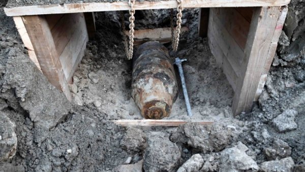 УКЛОЊЕНА БОМБА ИЗ ДРУГОГ СВЕТСКОГ РАТА: Ево како је је изгледало њено премештање из Београда на води (ФОТО/ВИДЕО)