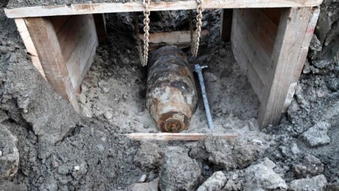 УКЛОЊЕНА БОМБА ИЗ ДРУГОГ СВЕТСКОГ РАТА: Ево како је је изгледало њено премештање из Београда на води (ФОТО/ВИДЕО)