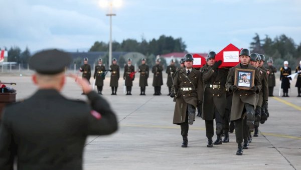 ОДРЖАНА ЦЕРЕМОНИЈА ОПРОШТАЈА ОД ЛИБИЈСКОГ ГЕНЕРАЛА: Стотине људи опростило се од команданта страдалог у авионској несерећи