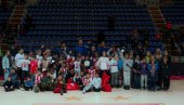 OSMESI NA TRIBINAMA: Fondacija Meridian i KK Crvena zvezda obradovali najmlađe