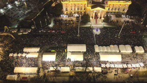 ДЕСЕТИНЕ ХИЉАДА ЉУДИ У ЋАЦИЛЕНДУ: Величанствене слике (ФОТО)