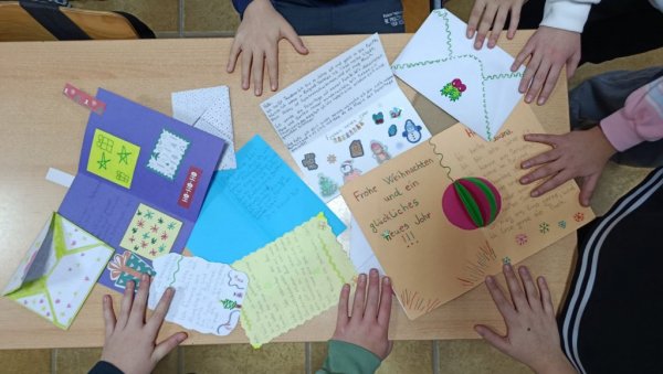 ВРШЊАЦИМА ИЗ ЕВРОПЕ ОПИСАЛИ НАШЕ ОБИЧАЈЕ - ПРОЈЕКАТ БОЖИЋНА ЧЕСТИТКА ЂАКА ОШ БОРА СТАНКОВИЋ ИЗ БЕОГРАДА