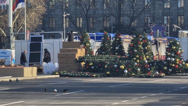 БОЖИЋНО СЕЛО ИСПРЕД НАРОДНЕ СКУПШТИНЕ: Почело постављање објеката - стигле и јелке (ФОТО)