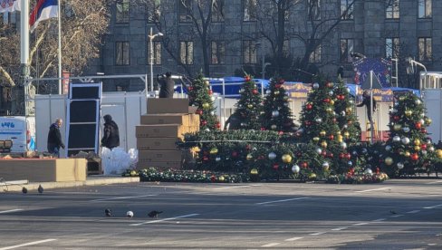 БОЖИЋНО СЕЛО ИСПРЕД НАРОДНЕ СКУПШТИНЕ: Почело постављање објеката - стигле и јелке (ФОТО)