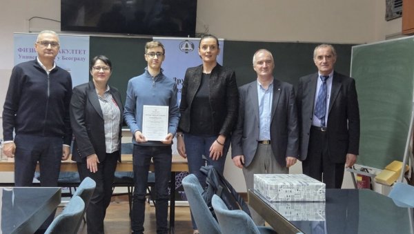 НАЈБОЉИ ТАКМИЧАР ИЗ ФИЗИКЕ: Ново признање за Андреја Дробњаковића, матуранта Математичке гимназије