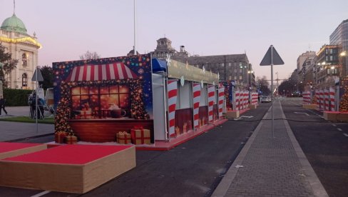 ŠATORE ISPRED NARODNE SKUPŠTINE ZAMENILI UKRASNI ŠTANDOVI I JELKE: Postavljeno Božićno selo, kako je najavio predsednik Vučić