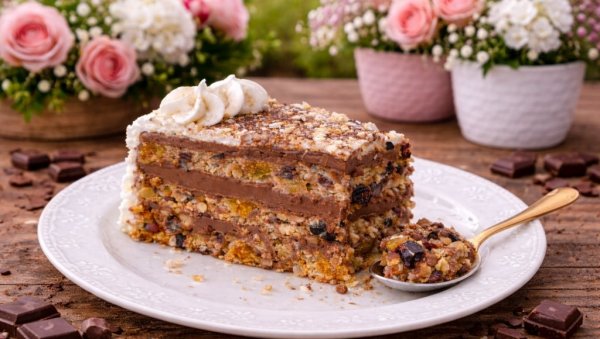 АРАБИЈА ТОРТА: Богата празнична торта са сувим воћем и орасима!