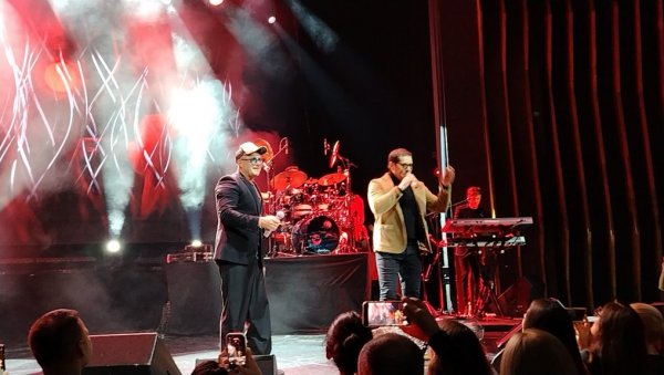 НЕКО ТРЕЋИ: Ацо Пејовић се као други специјални гост придружио на концерту Тропико бенда (ФОТО)