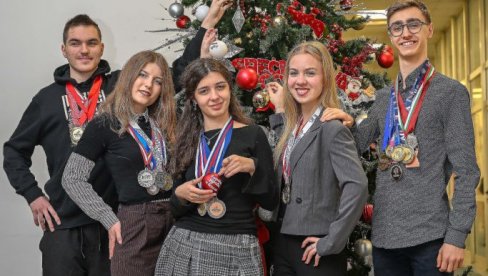 ZNANJEM VEĆ GRADE BUDUĆNOST SRBIJE: Uspešni srednjoškolci gosti redakcije Večernjih novosti