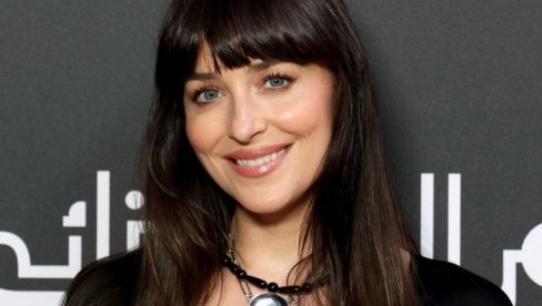 РАСКИНУЛА СА КРИСОМ МАРТИНОМ, ПА ЗАВРШИЛА НА ВЕЧЕРИ СА ЊЕГОВИМ КОЛЕГОМ: 8 година млађим! (ФОТО)