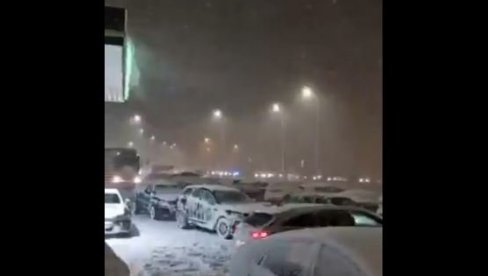 СНЕГ ОКОВАО ПОЉСКУ: Колона возила дуга 20 километара - стотине људи остале заробљене у својим аутомобилима (ВИДЕО)