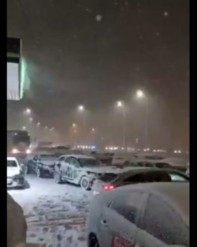 СНЕГ ОКОВАО ПОЉСКУ: Колона возила дуга 20 километара - стотине људи остале заробљене у својим аутомобилима (ВИДЕО)