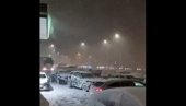 SNEG OKOVAO POLJSKU: Kolona vozila duga 20 kilometara - stotine ljudi ostale zarobljene u svojim automobilima (VIDEO)