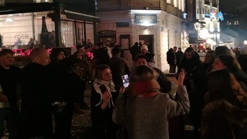 НАРОДНО ВЕСЕЉЕ: Београђани славе дочек Нове 2026. у Скадарлији (ФОТО/ВИДЕО)