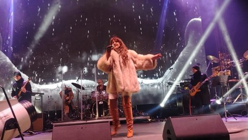 LJUBAVI MOJA: Beograđani pevaju uglas sa Aleksandrom Radović njen veliki hit (VIDEO)