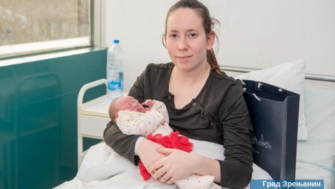 KSENIJA PRVOROĐENA BEBA U ZRENJANINU: Po ustaljenoj tradiciji, nju i ostale bebe posetio je gradonačelnik Simo Salapura, uz poklone (FOTO)