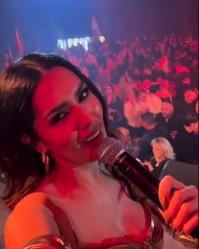 БЛИСТАЛА У ЗЛАТНОМ: Тања Савић одушевила песмом и одевном комбинацијом на дочеку Нове године у Бањалуци (ФОТО)