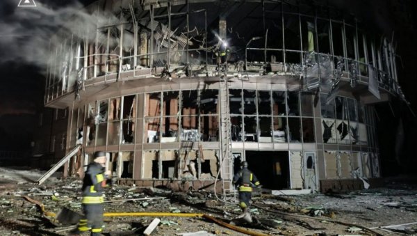 РУСИ ИЗВЕЛИ МАСОВНИ НАПАД ТОКОМ НОЋИ: На мети Запорожје, погођен тржни центар (ФОТО/ВИДЕО)