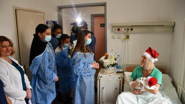 НАГРАДА ЗА ПРВЕ БЕБЕ: Заменица градоначелника посетила КБЦ Драгиша Мишовић