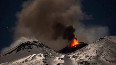 POGLEDAJTE - ETNA IZBACILA LAVU U SPEKTAKULARNOJ ERUPCIJI: Ovo je tiha erupcija (VIDEO)