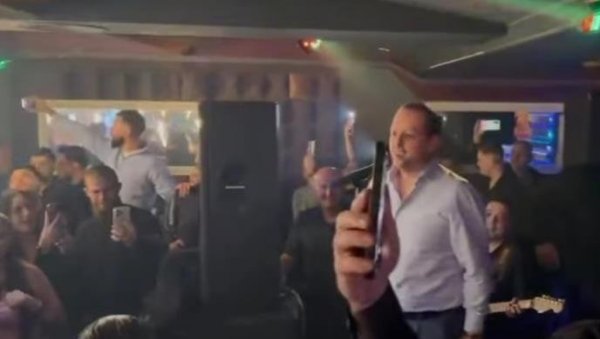 БЕЧ НА НОГАМА: Емир Хабибовић на репризи дочека 2026. показао зашто је најтраженији певач на терену (ФОТО)