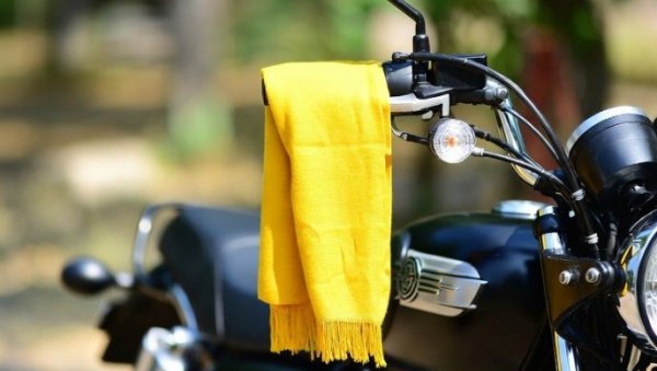 ЗАШТО БАЈКЕРИ КАЧЕ ЖУТЕ МАРАМЕ НА МОТОРЕ? Ако видите овај сигнал, одмах станите (ВИДЕО)