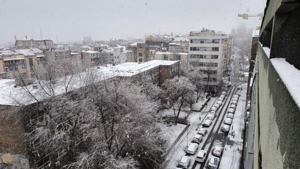 КОНАЧНО ПРАВА ЗИМА, ЗАБЕЛЕО СЕ БЕОГРАД: Снег који од јутрос пада у престоници направио бајковите призоре (ФОТО)